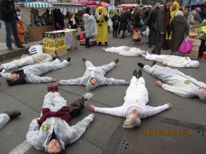 Commémoration de Fukushima au marché de Merville sous le regard des passants